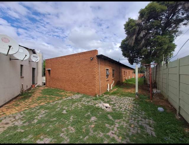 15 BEDROOM COMPLEX FOR SALE IN ILLIONDALE